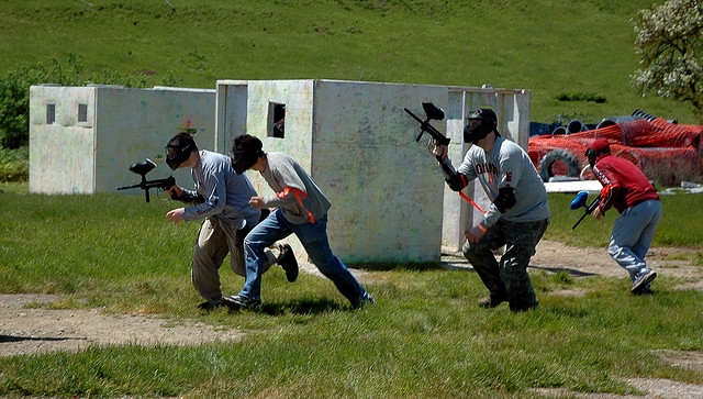 Corriendo en el campo de paintball